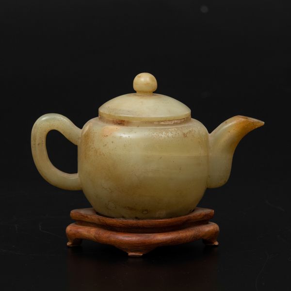 Piccola teiera scolpita in giada gialla, Cina, inizi XX secolo  - Asta Asian Art - Associazione Nazionale - Case d'Asta italiane
