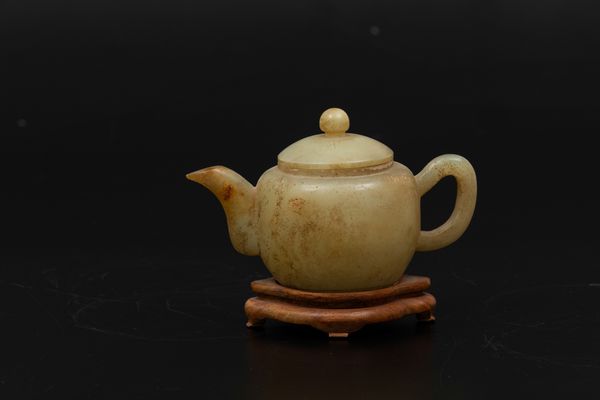Piccola teiera scolpita in giada gialla, Cina, inizi XX secolo  - Asta Asian Art - Associazione Nazionale - Case d'Asta italiane