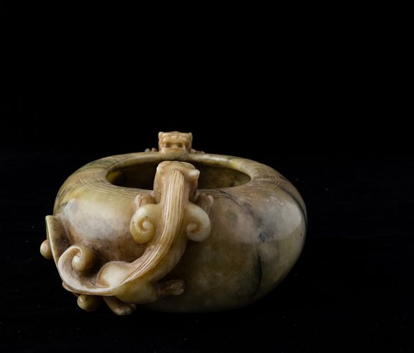 Sciacquapennelli scolpito in giada con figure di draghetti a rilievo, Cina, Dinastia Qing, XIX secolo  - Asta Asian Art - Associazione Nazionale - Case d'Asta italiane