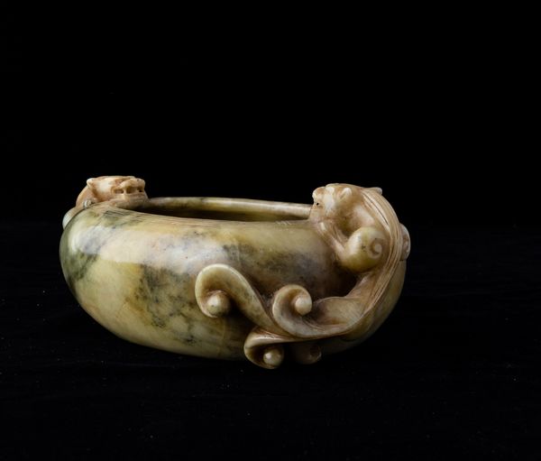 Sciacquapennelli scolpito in giada con figure di draghetti a rilievo, Cina, Dinastia Qing, XIX secolo  - Asta Asian Art - Associazione Nazionale - Case d'Asta italiane
