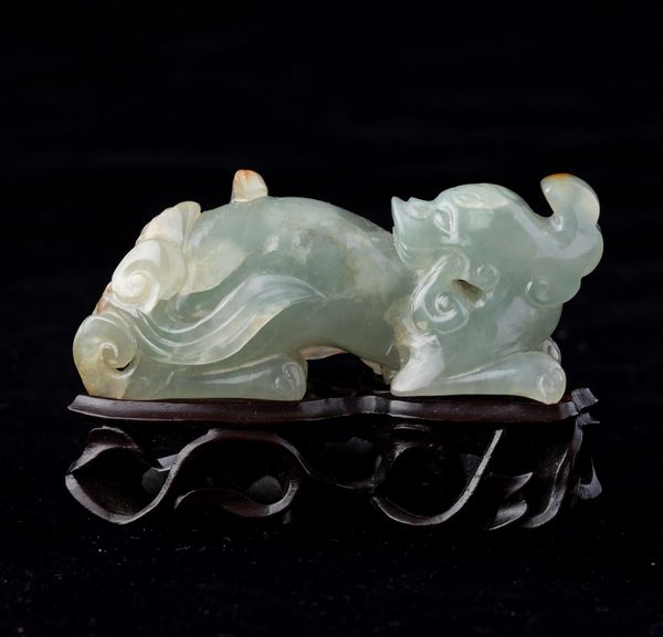 Figura di draghetto scolpita in giada e russet, Cina, Dinastia Qing, XIX secolo  - Asta Asian Art - Associazione Nazionale - Case d'Asta italiane