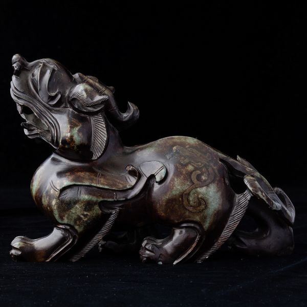 Figura di leone scolpita in giada, Cina, XX secolo  - Asta Asian Art - Associazione Nazionale - Case d'Asta italiane