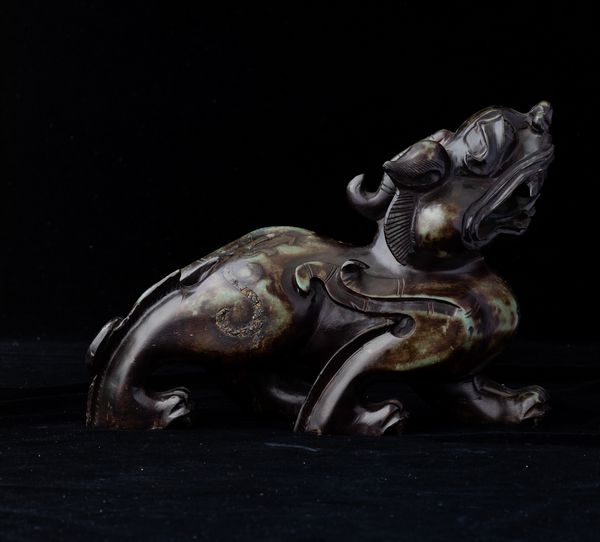 Figura di leone scolpita in giada, Cina, XX secolo  - Asta Asian Art - Associazione Nazionale - Case d'Asta italiane