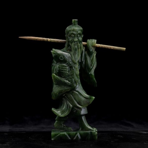 Scultura raffigurante pescatore in giada spinacio, Cina, XX secolo  - Asta Asian Art - Associazione Nazionale - Case d'Asta italiane