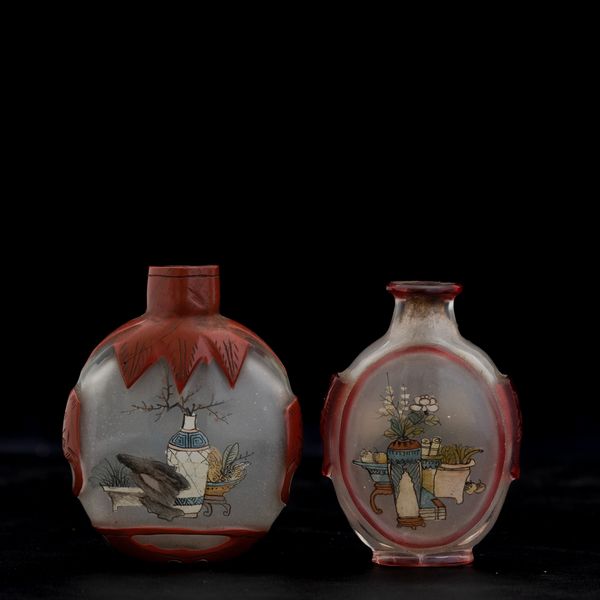 Due snuff bottles in vetro dipinto raffigurati soggetti naturalistici, Cina, Dinastia Qing, XIX secolo  - Asta Asian Art - Associazione Nazionale - Case d'Asta italiane