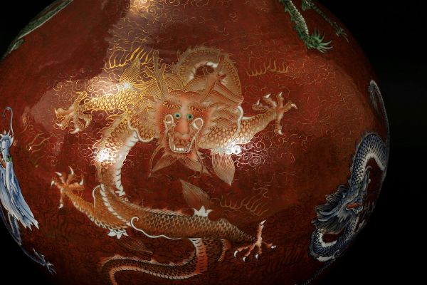 Coppia di grandi vasi a doppia ansa in porcellana a smalti policromi con figure di draghi su fondo rosso, Cina, XX secolo  - Asta Asian Art - Associazione Nazionale - Case d'Asta italiane