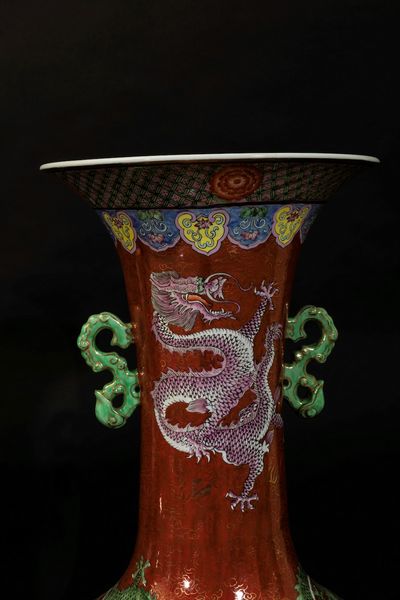 Coppia di grandi vasi a doppia ansa in porcellana a smalti policromi con figure di draghi su fondo rosso, Cina, XX secolo  - Asta Asian Art - Associazione Nazionale - Case d'Asta italiane
