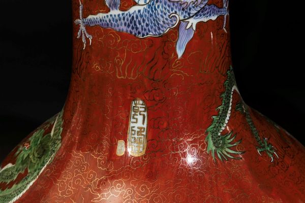 Coppia di grandi vasi a doppia ansa in porcellana a smalti policromi con figure di draghi su fondo rosso, Cina, XX secolo  - Asta Asian Art - Associazione Nazionale - Case d'Asta italiane