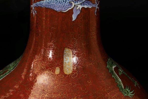 Coppia di grandi vasi a doppia ansa in porcellana a smalti policromi con figure di draghi su fondo rosso, Cina, XX secolo  - Asta Asian Art - Associazione Nazionale - Case d'Asta italiane