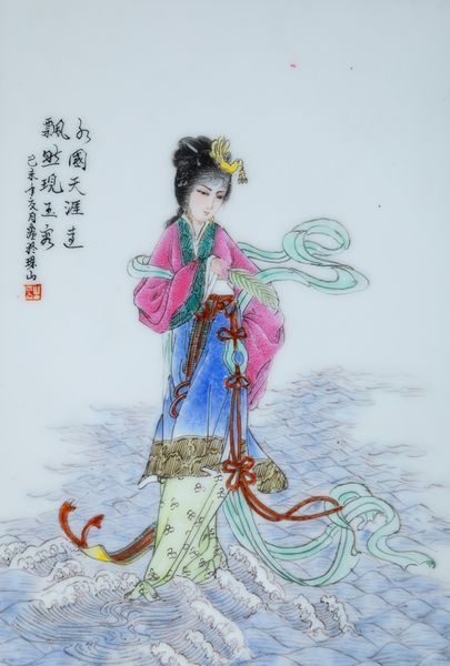 Cinque placche in porcellana a smalti policromi con iscrizioni e fanciulle, Cina, XX secolo  - Asta Asian Art - Associazione Nazionale - Case d'Asta italiane