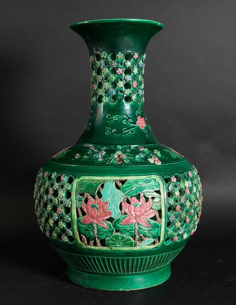 Vaso in gr�s smaltato verde con decori floreali e naturalistici a rilievo e a traforo, Cina, Repubblica, XX secolo  - Asta Asian Art - Associazione Nazionale - Case d'Asta italiane
