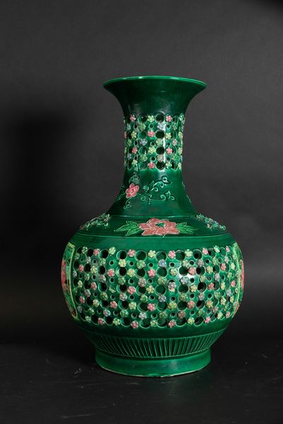 Vaso in gr�s smaltato verde con decori floreali e naturalistici a rilievo e a traforo, Cina, Repubblica, XX secolo  - Asta Asian Art - Associazione Nazionale - Case d'Asta italiane