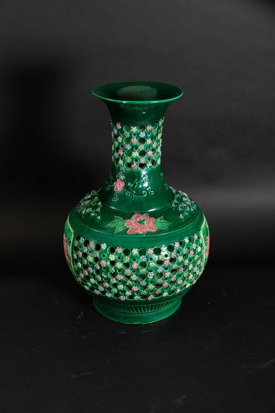 Vaso in gr�s smaltato verde con decori floreali e naturalistici a rilievo e a traforo, Cina, Repubblica, XX secolo  - Asta Asian Art - Associazione Nazionale - Case d'Asta italiane