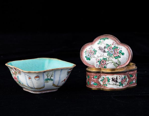 Lotto composto da ciotola in porcellana e scatolina in smalto, Cina, Dinastia Qing, XIX secolo  - Asta Asian Art - Associazione Nazionale - Case d'Asta italiane