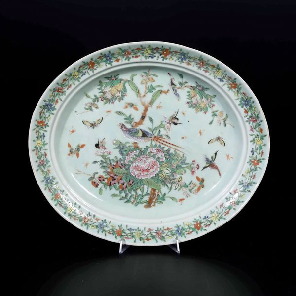 Basin in porcellana a smalti policromi con soggetto naturalistico centrale e decori floreali, Cina, Dinastia Qing, XIX secolo  - Asta Asian Art - Associazione Nazionale - Case d'Asta italiane