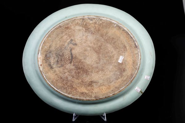 Basin in porcellana a smalti policromi con soggetto naturalistico centrale e decori floreali, Cina, Dinastia Qing, XIX secolo  - Asta Asian Art - Associazione Nazionale - Case d'Asta italiane