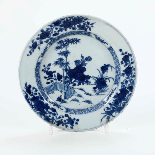 Piatto in porcellana bianca e blu con soggetto naturalistico centrale e decori floreali, Cina, Dinastia Qing, epoca Qianlong (1736-1796)  - Asta Asian Art - Associazione Nazionale - Case d'Asta italiane