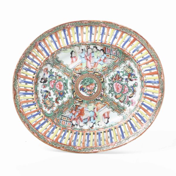 Piccolo vassoio traforato in porcellana con scene di vita comune entro riserve, Canton, Cina, Dinastia Qing, XIX secolo  - Asta Asian Art - Associazione Nazionale - Case d'Asta italiane