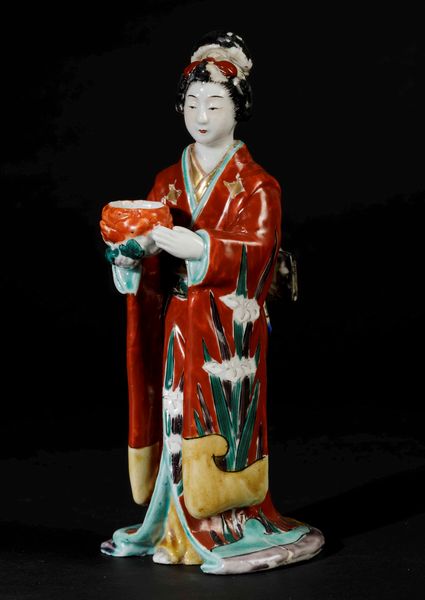 Figura di Geisha in porcellana a smalti policromi, Giappone, periodo Meiji (1868-1912)  - Asta Asian Art - Associazione Nazionale - Case d'Asta italiane