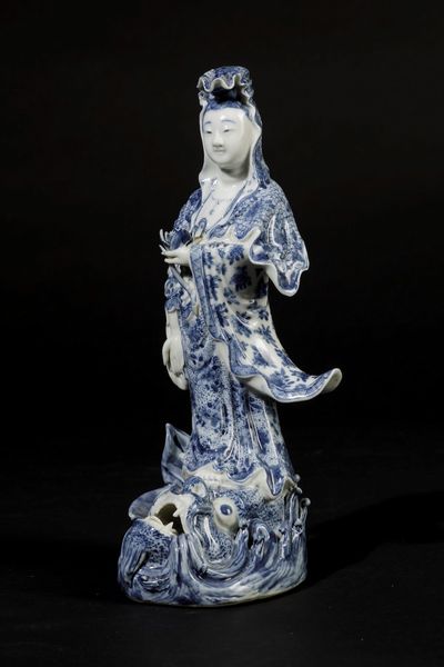 Figura di Guanyin stante su pesce in porcellana bianca e blu, Giappone, periodo Meiji (1868-1912)  - Asta Asian Art - Associazione Nazionale - Case d'Asta italiane