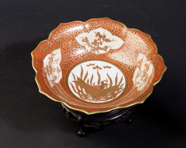 Ciotola sagomata in porcellana Kutani sui toni dell'arancio con scene naturalistiche entro riserve, Giappone, periodo Meiji (1868-1912)  - Asta Asian Art - Associazione Nazionale - Case d'Asta italiane