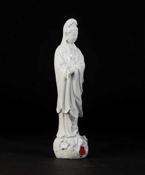 Figura di Guanyin con scroll in porcellana Blanc de Chine, Cina, XX secolo  - Asta Asian Art - Associazione Nazionale - Case d'Asta italiane