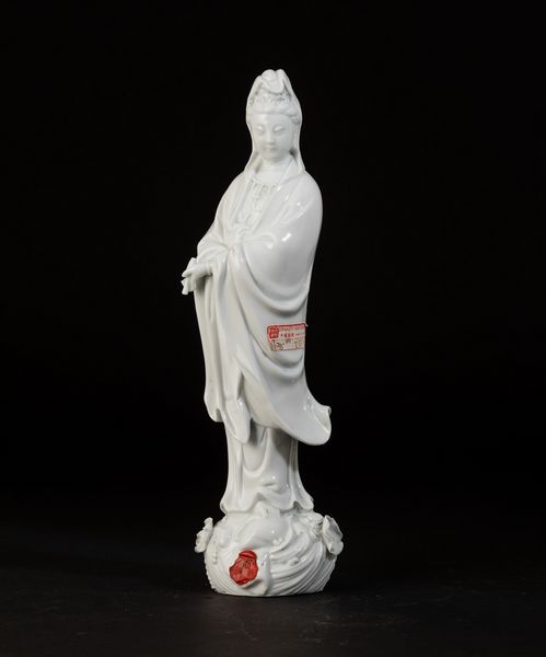 Figura di Guanyin con scroll in porcellana Blanc de Chine, Cina, XX secolo  - Asta Asian Art - Associazione Nazionale - Case d'Asta italiane