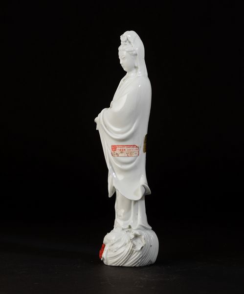 Figura di Guanyin con scroll in porcellana Blanc de Chine, Cina, XX secolo  - Asta Asian Art - Associazione Nazionale - Case d'Asta italiane