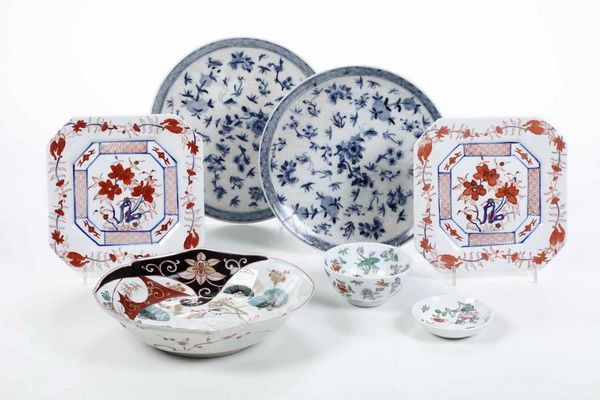 Lotto composto da tre ciotole e quattro piatti in porcellana di misure e forme diverse. Cina, XX secolo  - Asta Asian Art - Associazione Nazionale - Case d'Asta italiane