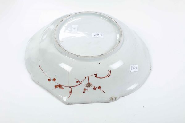 Lotto composto da tre ciotole e quattro piatti in porcellana di misure e forme diverse. Cina, XX secolo  - Asta Asian Art - Associazione Nazionale - Case d'Asta italiane