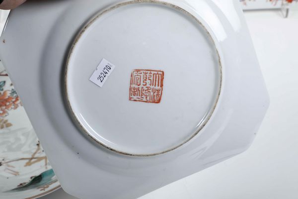 Lotto composto da tre ciotole e quattro piatti in porcellana di misure e forme diverse. Cina, XX secolo  - Asta Asian Art - Associazione Nazionale - Case d'Asta italiane