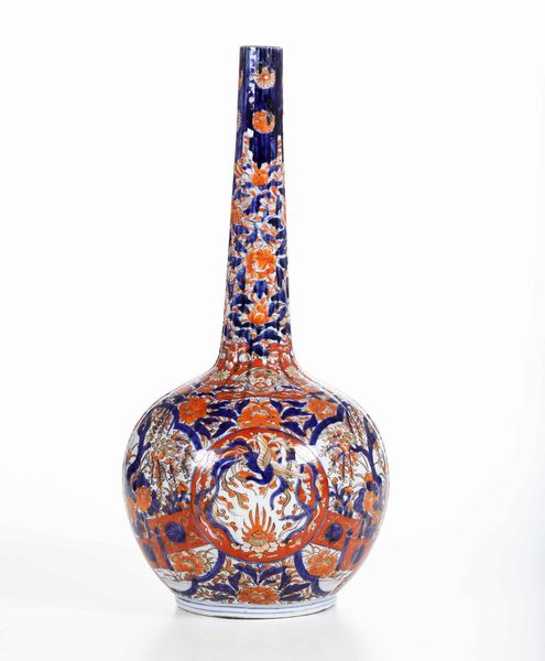 Vaso a bottiglia in porcellana Imari con decoro floreale, Giappone, periodo Meiji (1868-1912)  - Asta Asian Art - Associazione Nazionale - Case d'Asta italiane