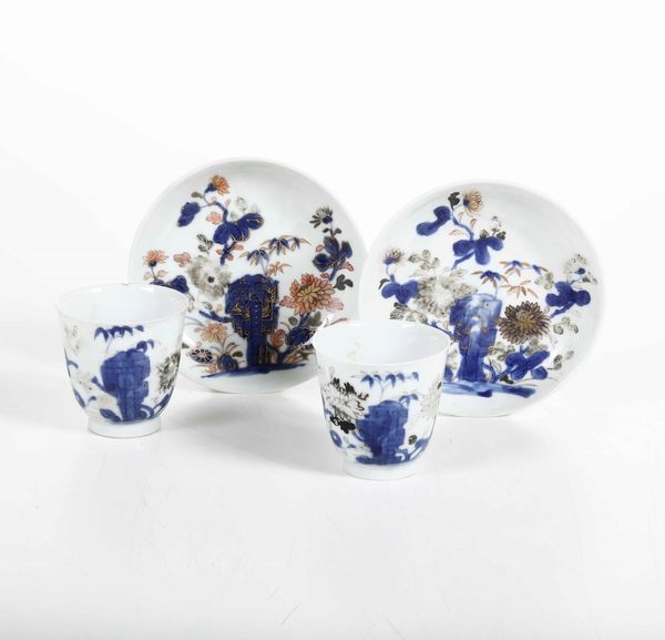 Coppia di tazzine con piattini in porcellana Imari con decori naturalistici, Cina, Dinastia Qing, epoca Qianlong (1736-1796)  - Asta Asian Art - Associazione Nazionale - Case d'Asta italiane