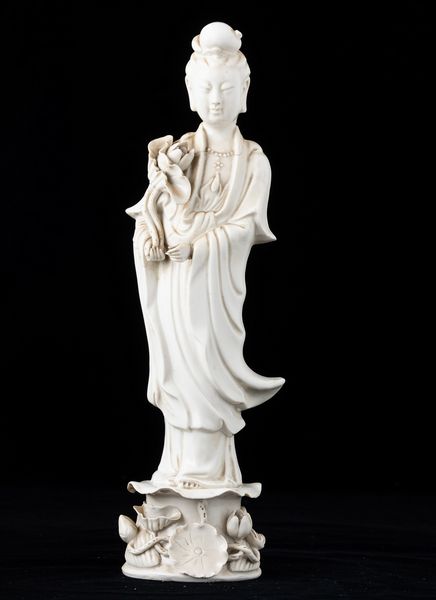 Figura di Guanyin in porcellana Blanc de Chine, Cina, XX secolo  - Asta Asian Art - Associazione Nazionale - Case d'Asta italiane