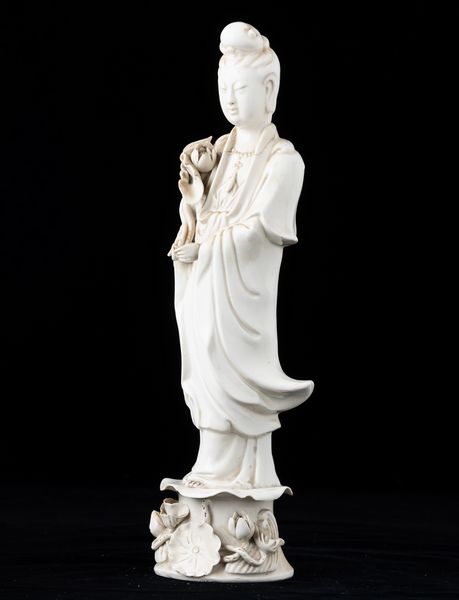 Figura di Guanyin in porcellana Blanc de Chine, Cina, XX secolo  - Asta Asian Art - Associazione Nazionale - Case d'Asta italiane