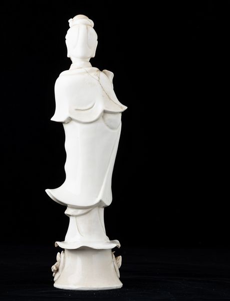 Figura di Guanyin in porcellana Blanc de Chine, Cina, XX secolo  - Asta Asian Art - Associazione Nazionale - Case d'Asta italiane