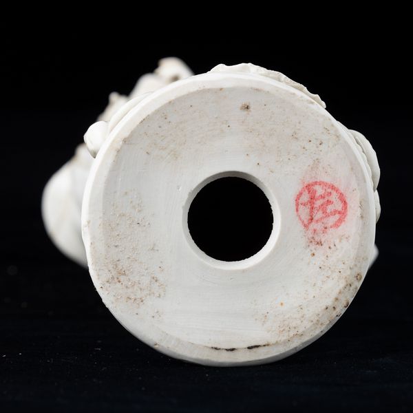 Figura di Guanyin in porcellana Blanc de Chine, Cina, XX secolo  - Asta Asian Art - Associazione Nazionale - Case d'Asta italiane