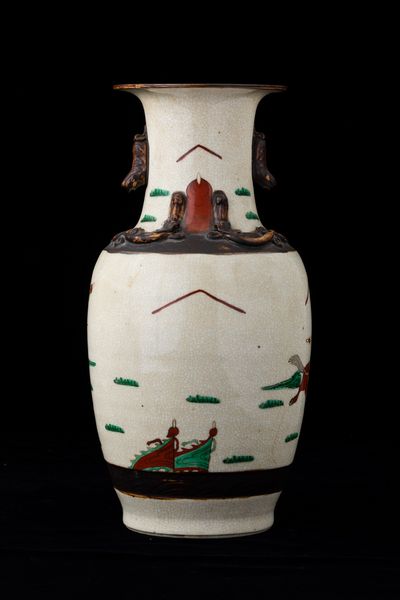 Vaso in porcellana con guerrieri e figure di draghetti a rilievo, Cina, Dinastia Qing, XIX secolo  - Asta Asian Art - Associazione Nazionale - Case d'Asta italiane