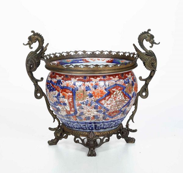 Cachepot in porcellana Imari con decori floreali e scene naturalistiche entro riserve, Giappone, periodo Meiji (1868-1912)  - Asta Asian Art - Associazione Nazionale - Case d'Asta italiane