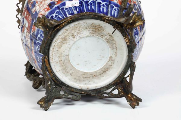 Cachepot in porcellana Imari con decori floreali e scene naturalistiche entro riserve, Giappone, periodo Meiji (1868-1912)  - Asta Asian Art - Associazione Nazionale - Case d'Asta italiane