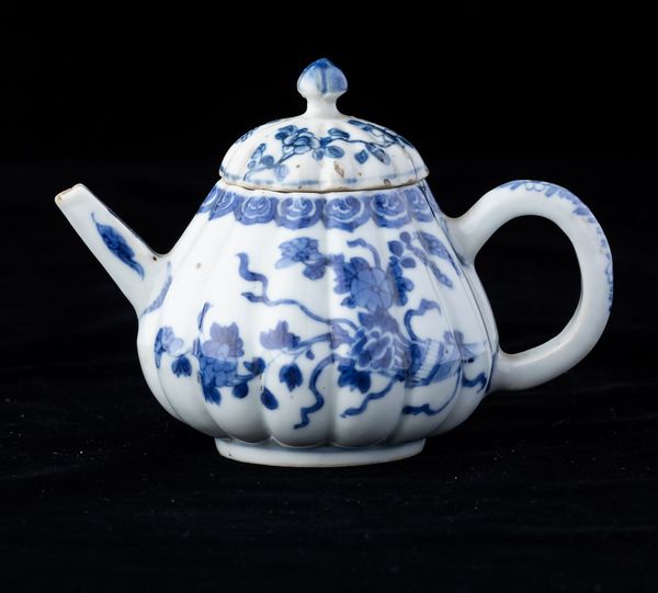 Teiera in porcellana bianca e blu con soggetti naturalistici e decori floreali, Cina, Dinastia Qing, epoca Kangxi (1662-1722)  - Asta Asian Art - Associazione Nazionale - Case d'Asta italiane