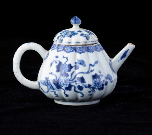 Teiera in porcellana bianca e blu con soggetti naturalistici e decori floreali, Cina, Dinastia Qing, epoca Kangxi (1662-1722)  - Asta Asian Art - Associazione Nazionale - Case d'Asta italiane