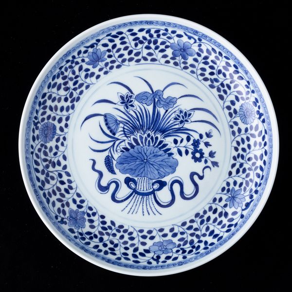 Piatto in porcellana bianca e blu con soggetto naturalistico centrale e decori floreali, Cina, Dinastia Qing, XIX secolo  - Asta Asian Art - Associazione Nazionale - Case d'Asta italiane