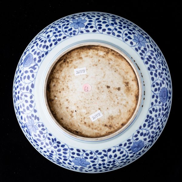 Piatto in porcellana bianca e blu con soggetto naturalistico centrale e decori floreali, Cina, Dinastia Qing, XIX secolo  - Asta Asian Art - Associazione Nazionale - Case d'Asta italiane