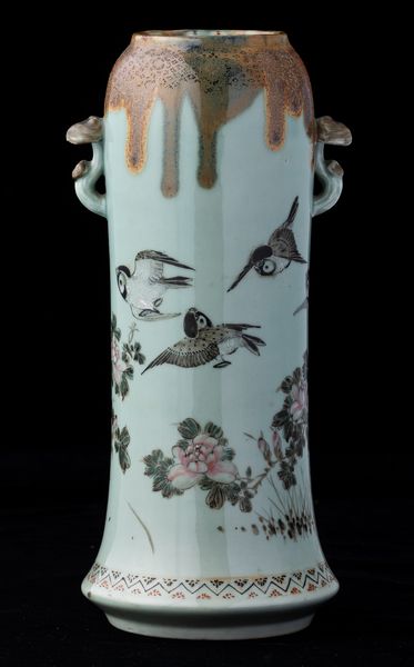 Vaso in porcellana con decoro di uccellini tra i rami su fondo Claire de Lune e piccole anse a foggia di Ling Zhi, Cina, XX secolo  - Asta Asian Art - Associazione Nazionale - Case d'Asta italiane