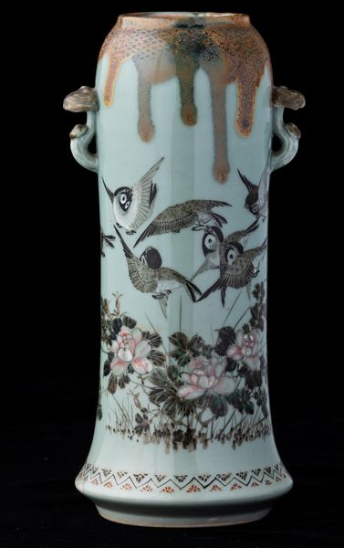 Vaso in porcellana con decoro di uccellini tra i rami su fondo Claire de Lune e piccole anse a foggia di Ling Zhi, Cina, XX secolo  - Asta Asian Art - Associazione Nazionale - Case d'Asta italiane