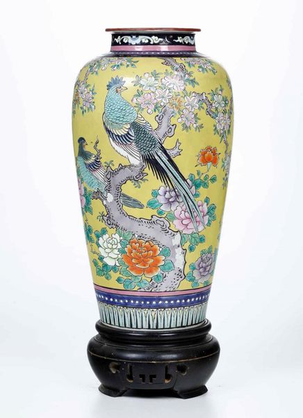 Vaso in porcellana con decoro di uccellini tra rami in fiore su fondo giallo, Cina, XX secolo  - Asta Asian Art - Associazione Nazionale - Case d'Asta italiane