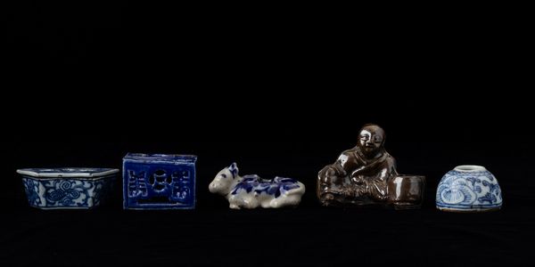 Collezione composta da dieci piccoli calamai in porcellana di forme diverse, Cina, Dinastia Qing, XIX secolo  - Asta Asian Art - Associazione Nazionale - Case d'Asta italiane