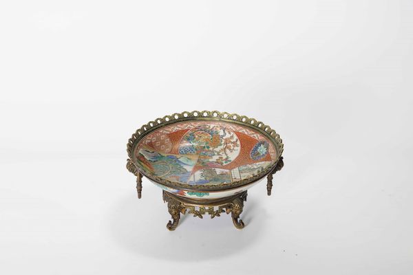 Ciotola in porcellana Kutani con decori naturalistici e figure entro riserve, Giappone, periodo Meiji (1868-1912)  - Asta Asian Art - Associazione Nazionale - Case d'Asta italiane