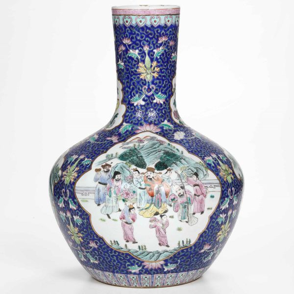 Vaso Tianqiuping in porcellana con scene di vita comune entro riserve e decori a fiore di loto su fondo blu, Cina, XX secolo  - Asta Asian Art - Associazione Nazionale - Case d'Asta italiane